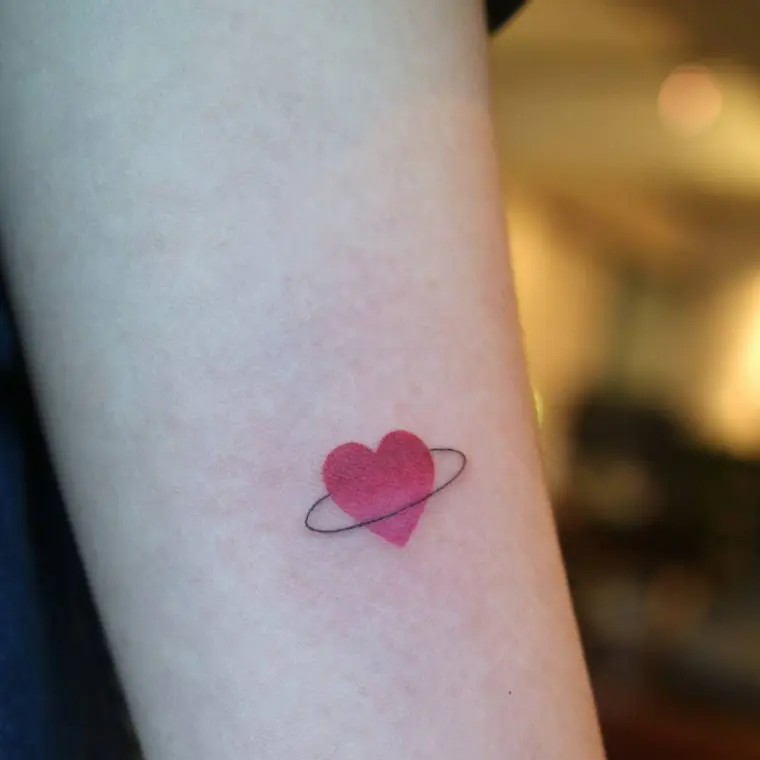 tatuaje pequeño corazón rosado