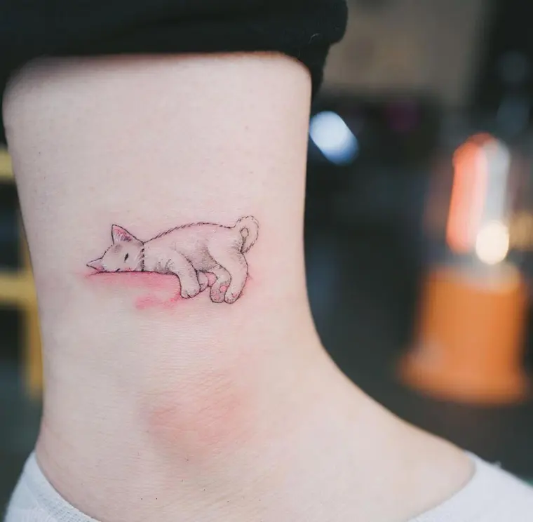 tatuaje pequeño gatito durmiendo