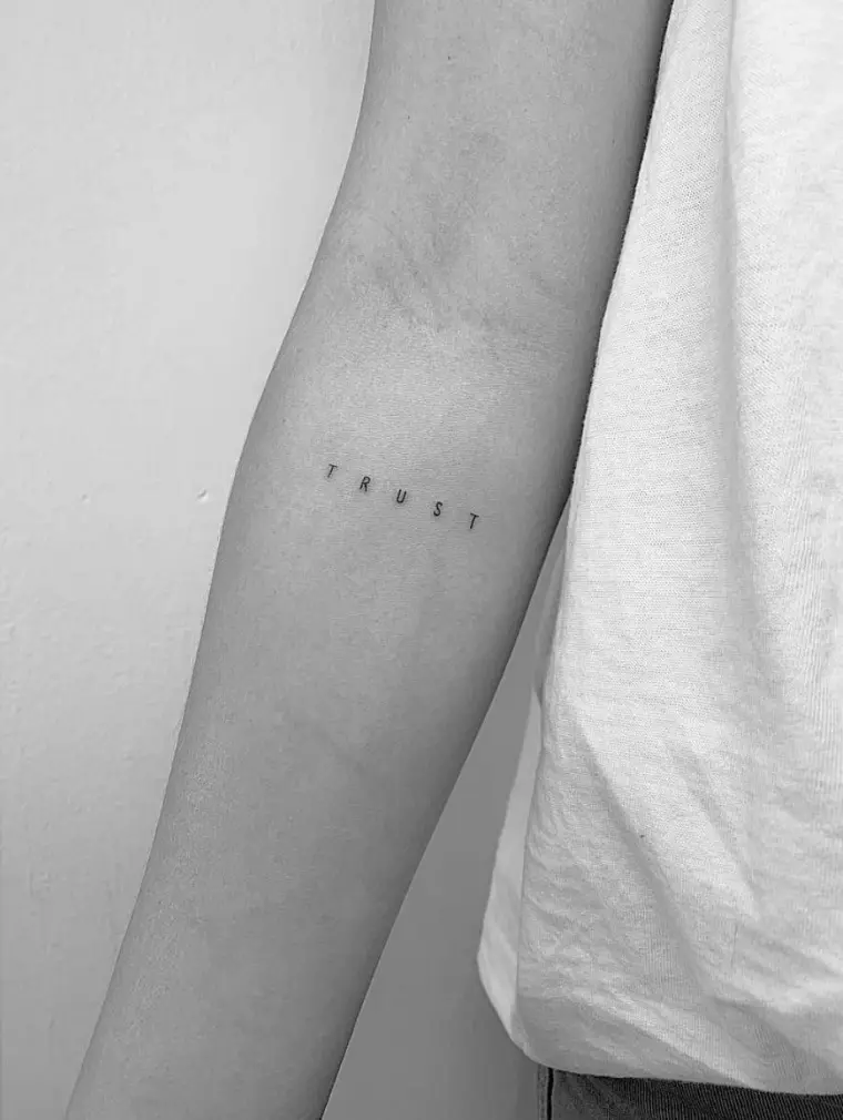 tatuaje pequeño letra confianza