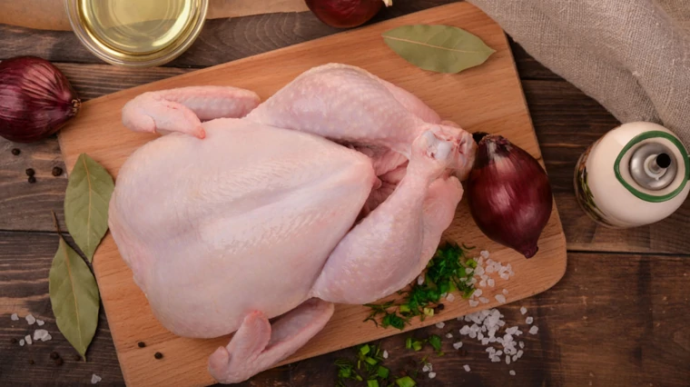 ¿Cómo descongelar pollo rápido y de forma segura? Algunos trucos útiles