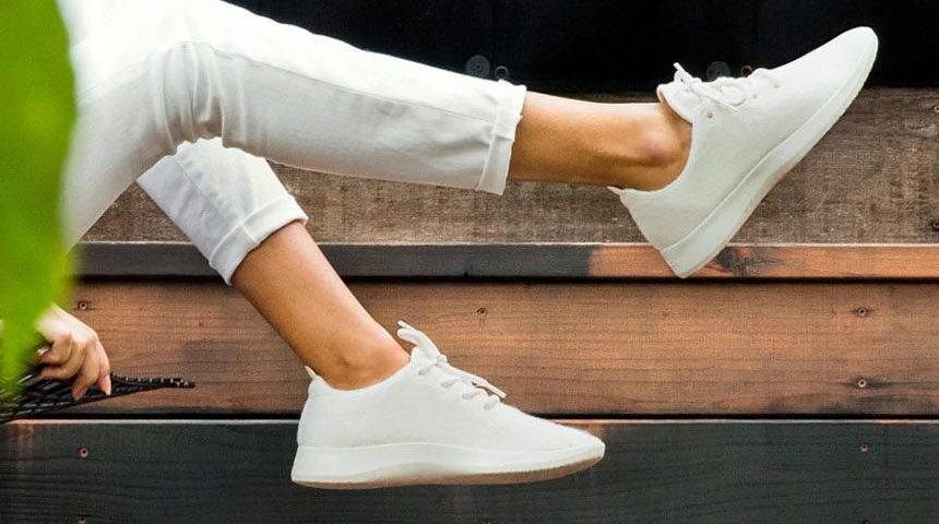Zapatillas blancas, el complemento clásico imprescindible en 2022