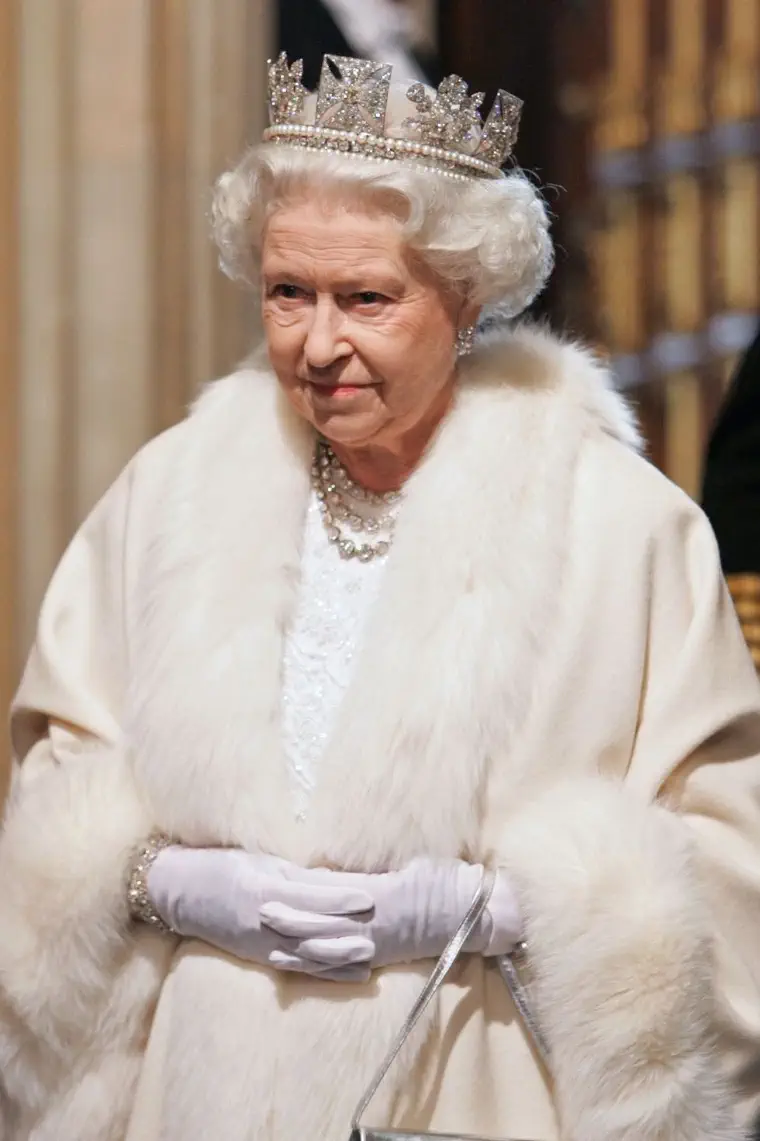 Reina-Isabel-II-porta-diadema-diamantes-creación-Rundell