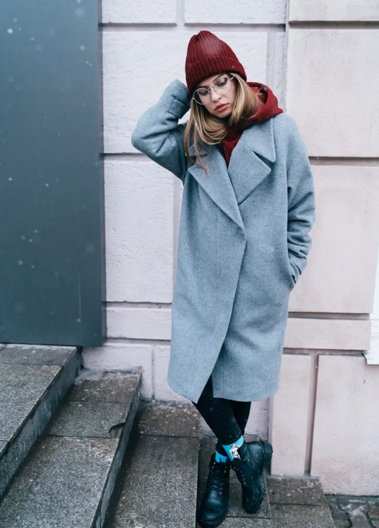 abrigo gris oversize diseño otoño invierno 2022