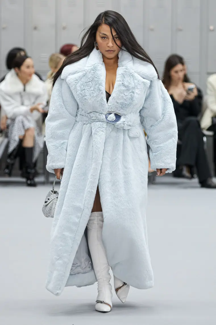 coperni diseño de abrigo semana de la moda 2022