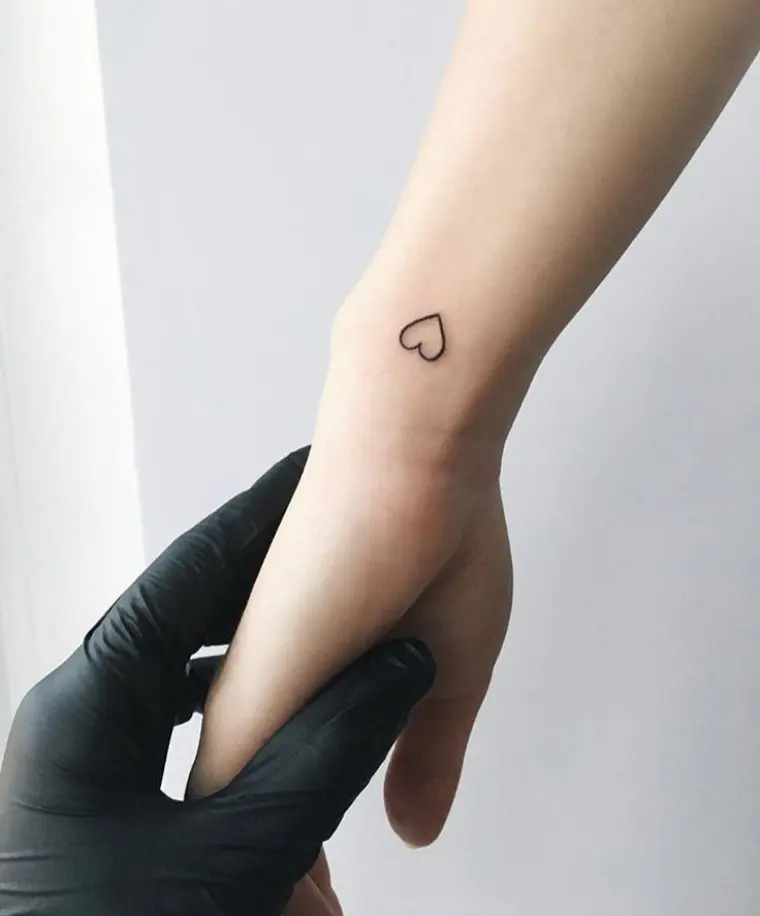 corazón diminuto tatuajes minimalistas