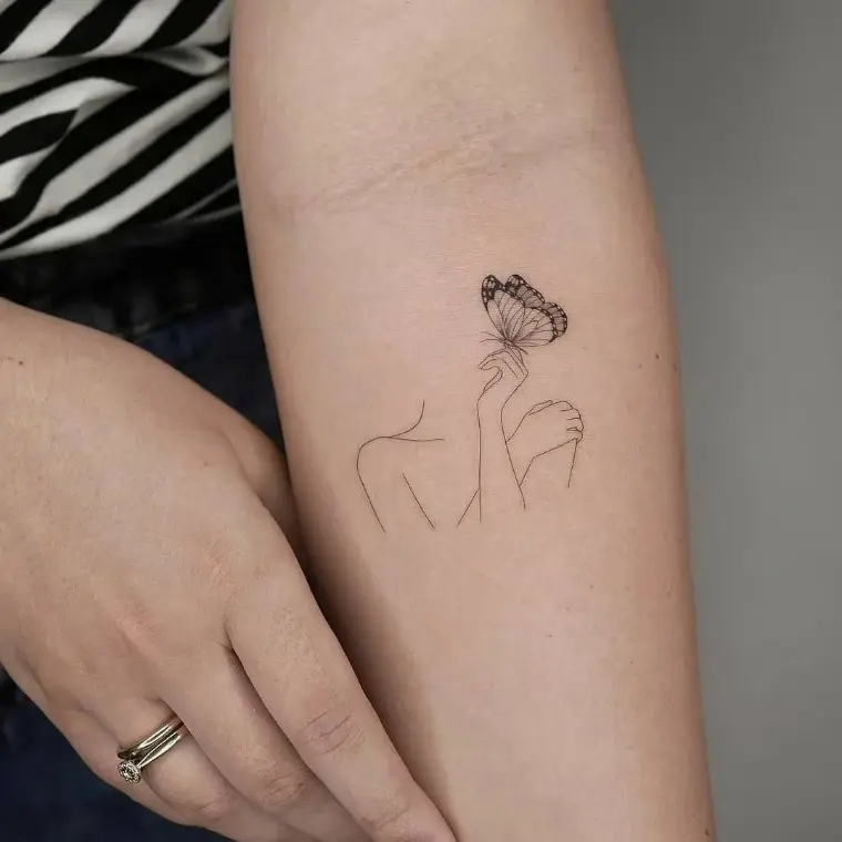 persona soñadora tatuajes minimalistas