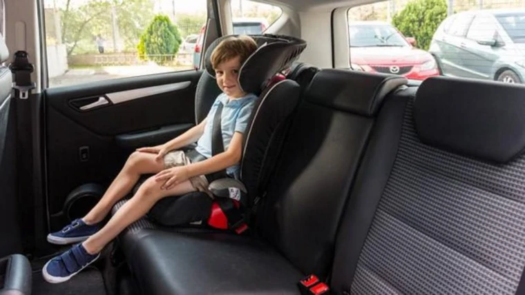 silla en coche para niño