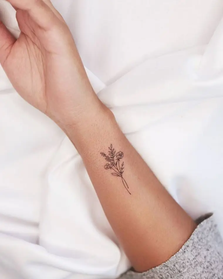 tatuaje minimalista ramito flores
