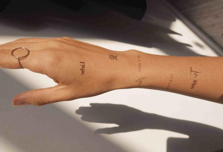 tatuajes minimalistas brazo amor idiomas