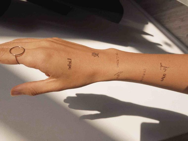 tatuajes minimalistas brazo amor idiomas