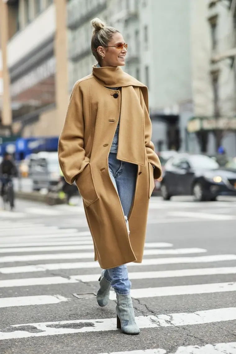 casaco camel e jeans para o outono