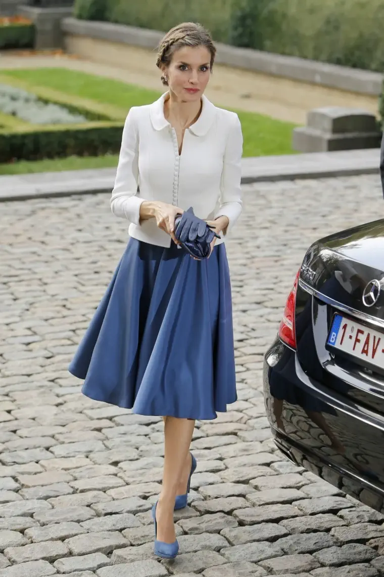 Rainha Letizia com saia estilo anos 50