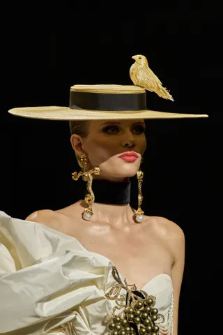 Sombreros Schiaparelli otono 2022 Couture