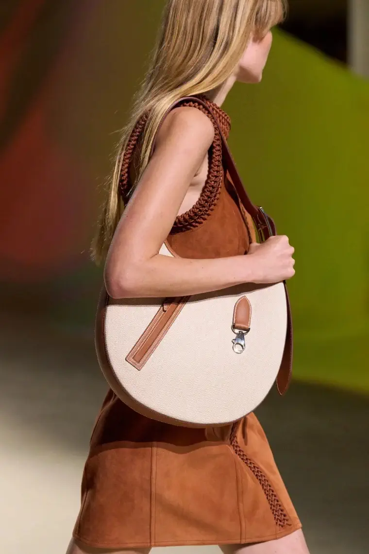 Tendencia cabello rubio Hermes primavera 2023