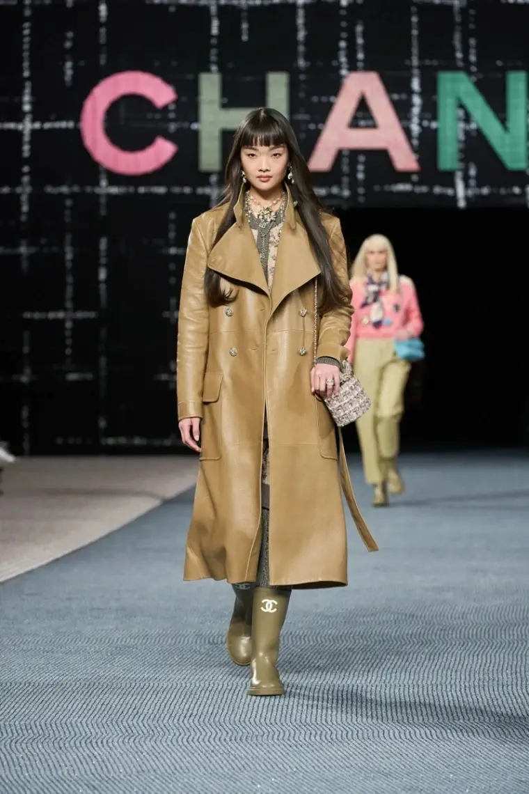Total-look-chanel-autumn-2022-ready-to-wear-paris-credit-gorunway