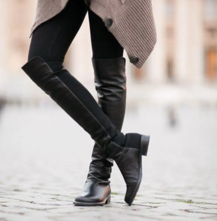 bota clásica alta con leggings negro y chaqueta larga de lana