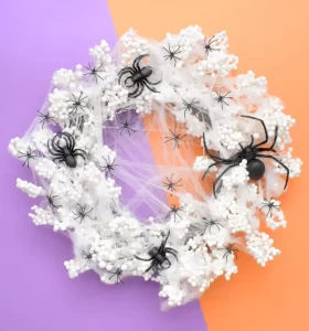 corona de halloween con arañas