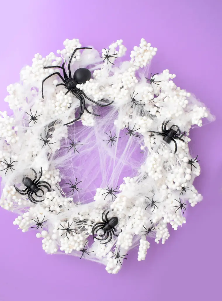 corona de halloween con arañas diy