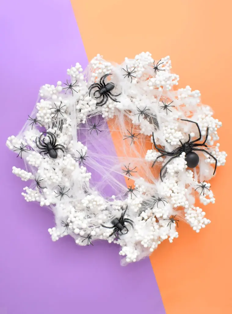 coroa de halloween com aranhas