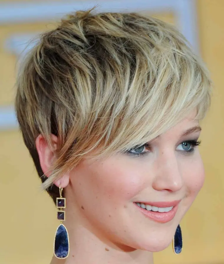 pelo pixie con flequillo perfecto como invitada