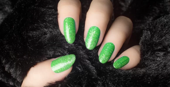 pintar las uñas de verde neón