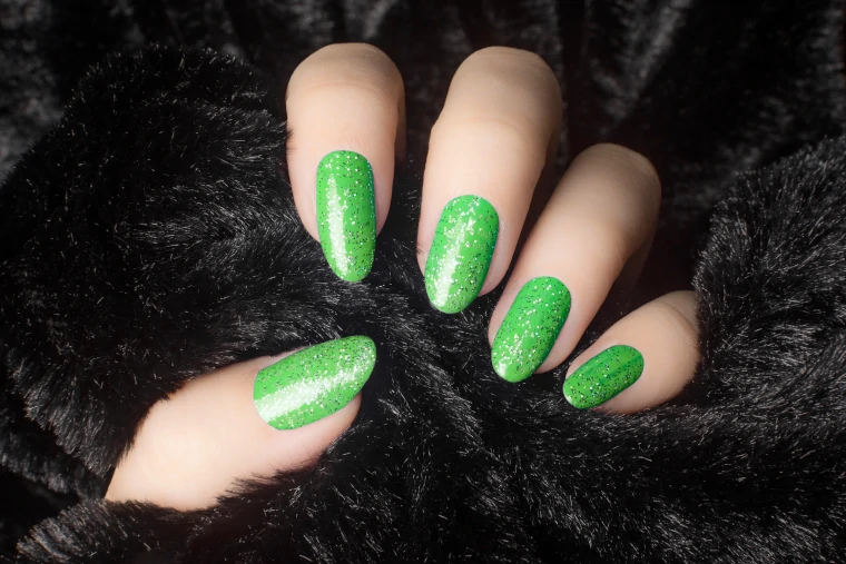 pintar las uñas de verde neón