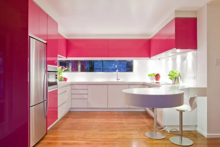 Colores para muebles de cocina con barra en rosa y blanco