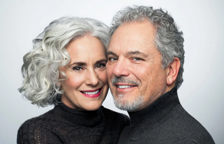 homem e mulher com cabelos grisalhos