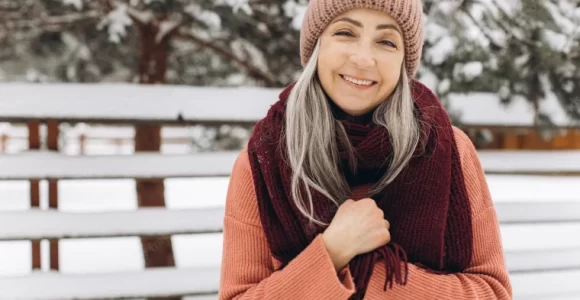 las bufandas combinan con el cabello gris