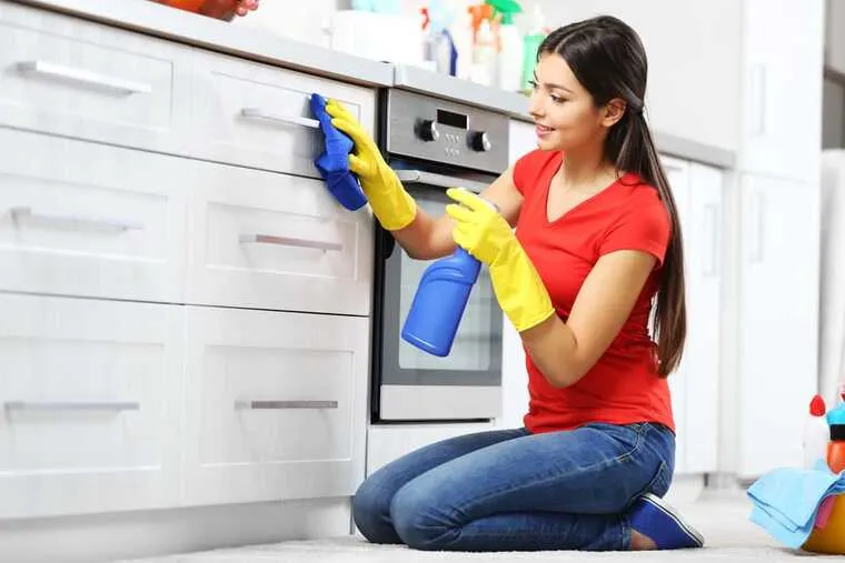 limpiar la grasa del armario o gabinete de la cocina