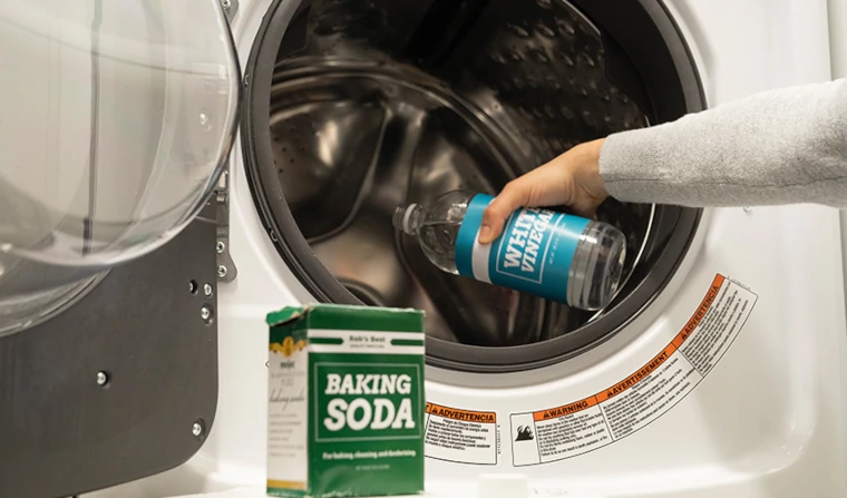 limpando a máquina de lavar com vinagre e bicarbonato de sódio