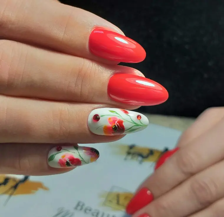 manicure vermelha com motivos florais