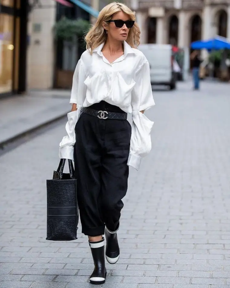 nunca es tarde para estar a la ultima moda 50 2023 camisa blanca recortada y botas de agua de Chanel