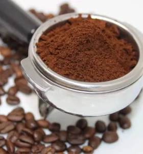 Usos para los posos del Café: 7 formas de Aprovechar los residuos para Cuidar tus Plantas y tu Piel