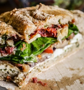 rico pan bagnat sandwich delicias entre rebanadas típicas de Francia