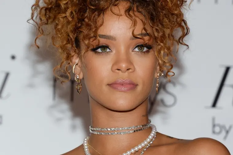 Rihanna também exibe cabelo cacheado