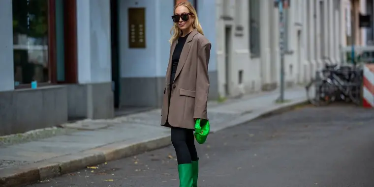 zara se apunta al street style botas de agua mujer con colores llamativos