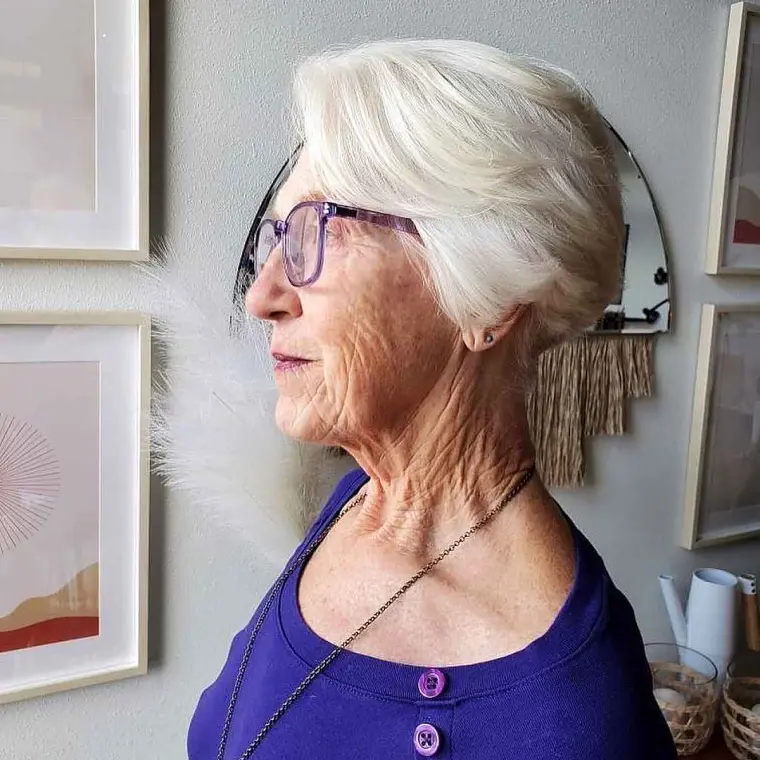 corte de cabelo de penas para mulheres com mais de 70 anos que usam óculos