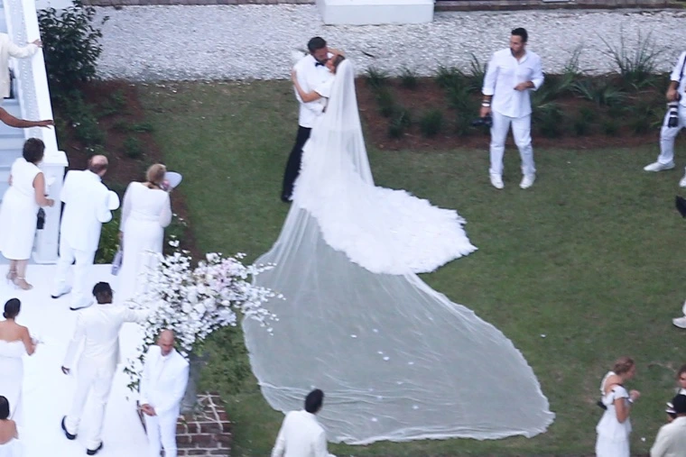 El beso de JLo y Ben Affleck en su boda