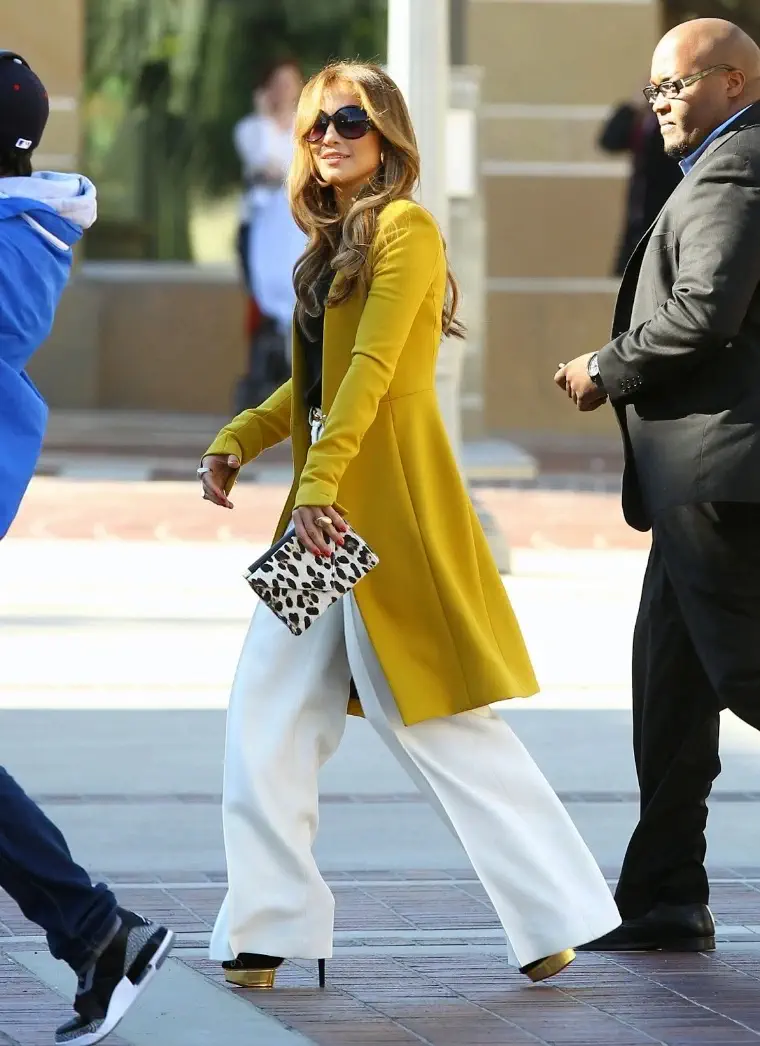 Jennifer Lopez com calça paper bag