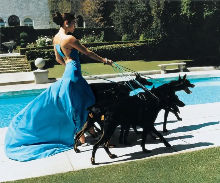 Jennifer Lopez posando com cachorrinhos na piscina
