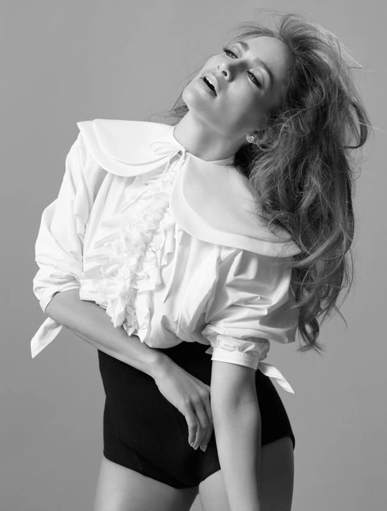 Jennifer Lopez posando para revista francesa