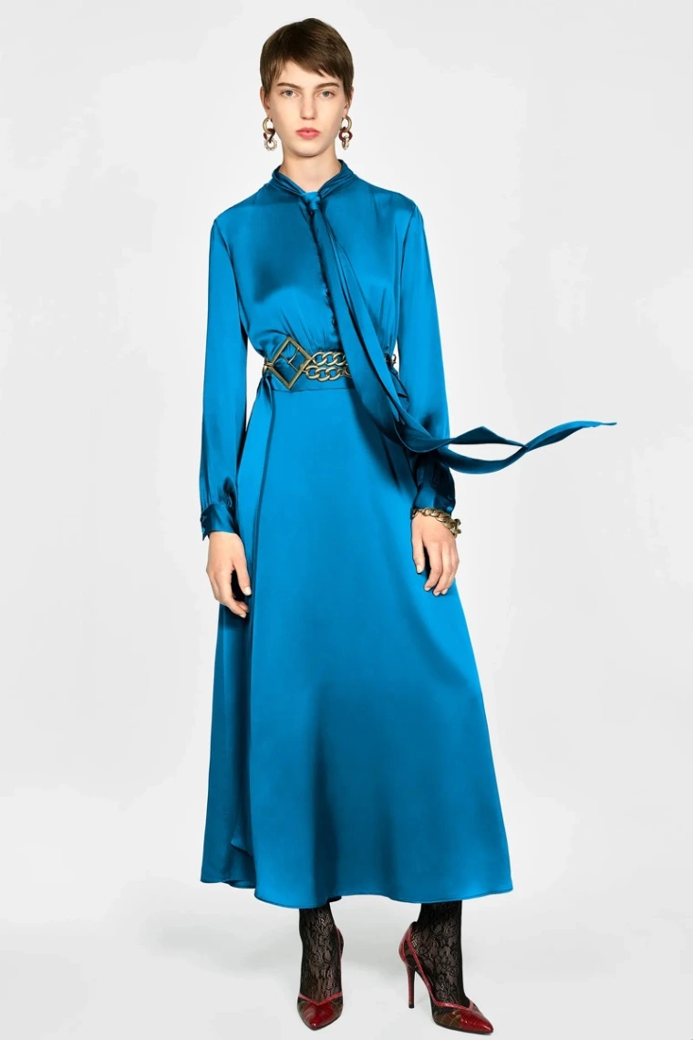 vestido de cetim azul elétrico