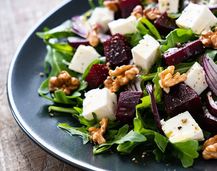 deliciosa ensalada saludable con queso y nueces