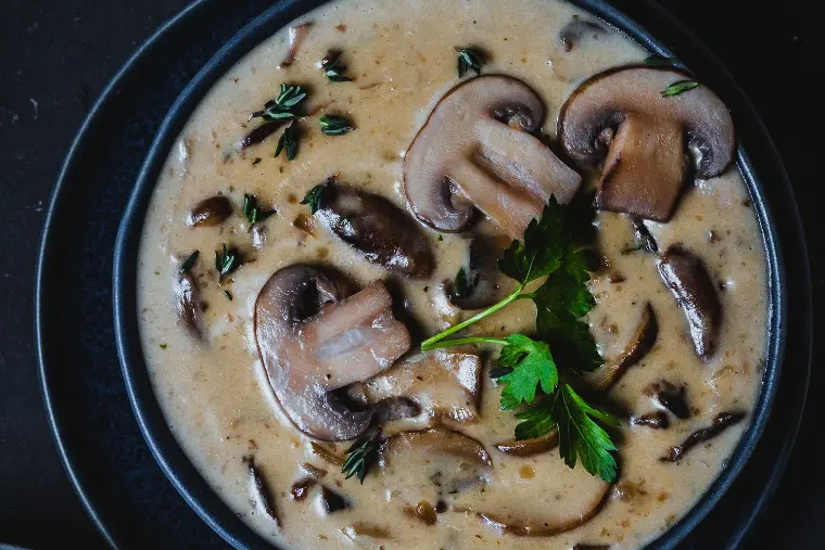 deliciosa sopa de arroz selvagem e cogumelos