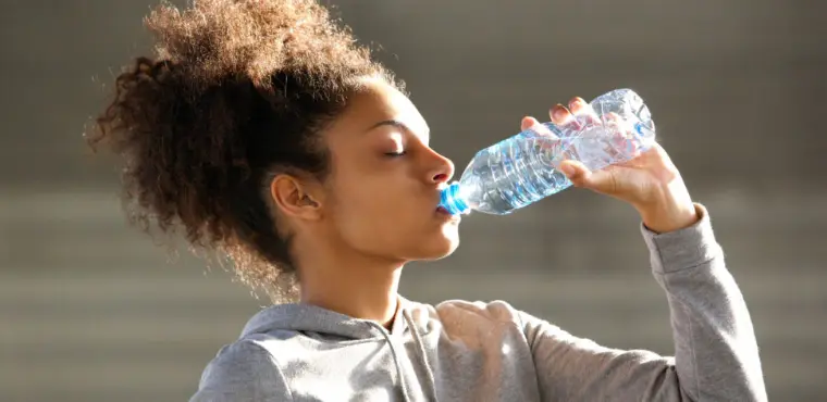 las personas que practican deporte tienden a consumir más agua