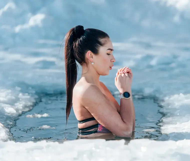 mulher na água congelada