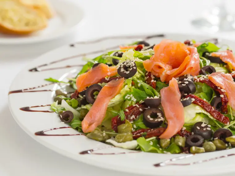 salmón para agregar grasas buenas a la ensalada