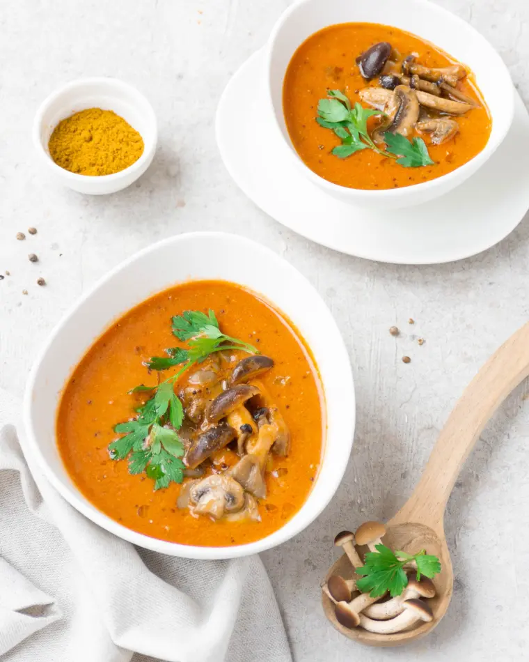sopa com cogumelos e caril