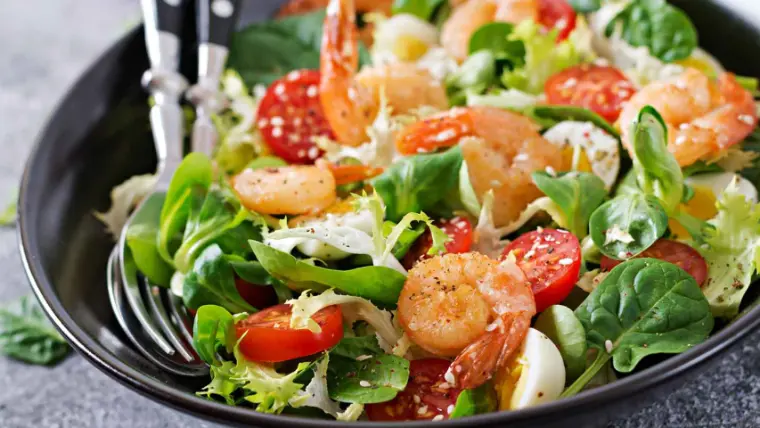 una ensalada rica en proteína